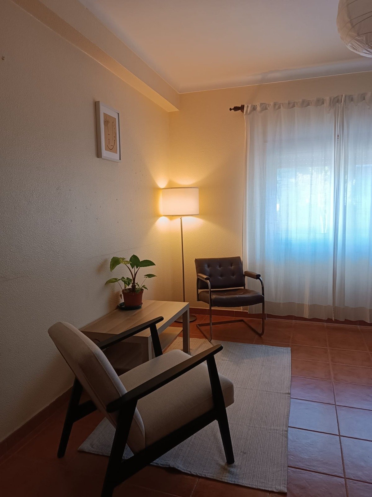 Espaço de consulta de Mariana Filipe, em Caldas da Rainha: sala com poltronas, candeeiro de pé e luz natural